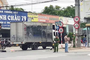 Nam thanh niên đi xe máy phanh gấp nhưng vẫn lao vào xe tải 