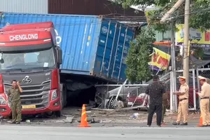 Xe ben và xe container văng vào cửa hàng ô tô sau cú tông mạnh