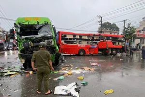 Bình Dương: Tai nạn giữa ô tô khách và xe container, nhiều người bị thương