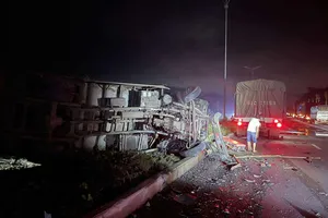 Bình Dương: 2 xe tải tông trực diện, 4 người thương vong