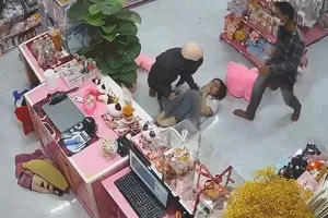 Công an tạm giữ 2 thanh niên cướp tiền trong một cửa hàng ở Bình Phước