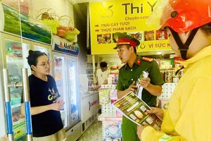 Công an đến các khu chung cư tuyên truyền về PCCC ngày cuối tuần