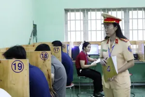 CSGT tăng ca liên tục để tổ chức sát hạch, cấp giấy phép lái xe
