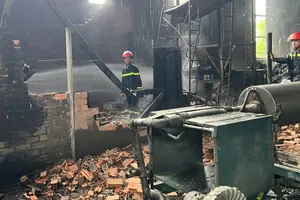 TP.HCM: Kịp dập đám cháy công ty sản xuất bao bì nghi do chập điện