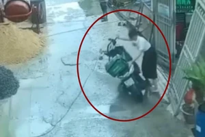 Người xô đổ xe máy của shipper ở phường Lái Thiêu xin lỗi người giao hàng