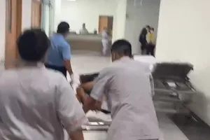 CSGT mở đường đưa nam thanh niên bị thương nặng ở đùi đi cấp cứu