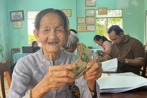 Người dân cười tít mắt khi nhận lì xì vào ngày Tết Độc lập