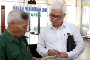 Trưởng Đoàn đại biểu Quốc hội TP.HCM chỉ đạo ‘nóng’ khi gặp người dân ở phường Lái Thiêu