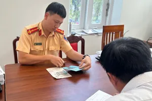 Xe bán tải độ đèn trên nóc gây chói mắt và vượt đèn đỏ ở TP.HCM