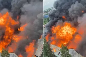 3 người mắc kẹt trong vụ cháy lớn một công ty ở TP.HCM