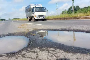 Tuyến đường hơn 5.000 tỉ đồng khánh thành chưa lâu đã xuất hiện nhiều ổ voi