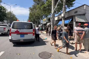 Xe taxi công nghệ tông người đi đường rồi lao vào nhà dân