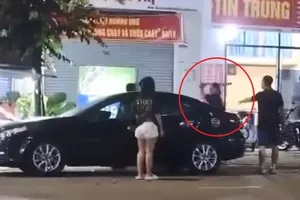 Mời bia bạn không uống, nam thanh niên cầm rựa chém người