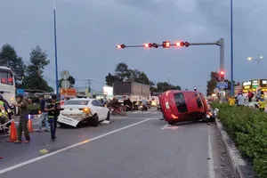 Ô tô con húc văng hàng loạt xe máy và ô tô khác đang dừng chờ đèn đỏ