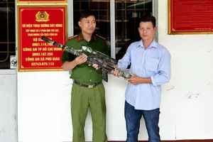 Mang súng đến trụ sở, công an tặng gạo mang về