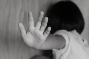 Bé gái 9 tuổi bị mẹ ruột và bạn trai của mẹ bạo hành