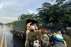 CSGT TP.HCM đưa học sinh và giáo viên qua các điểm nước ngập sâu