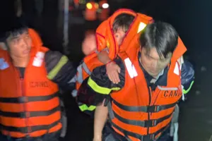 TP.HCM: Cảnh sát cùng chính quyền giải cứu hơn 300 người kẹt trong vùng ngập sâu