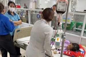 Vụ bé gái 9 tuổi bị ép nhúng lưỡi vào nước sôi: Đang giám định thương tích