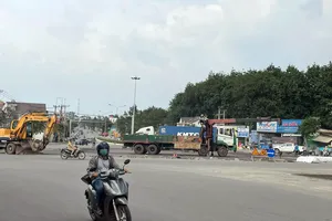 TP.HCM: Đang tháo dỡ vòng xoay hay xảy ra lật xe