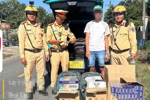 TP.HCM: Cảnh sát giao thông bắt giữ xe taxi chở hàng lậu