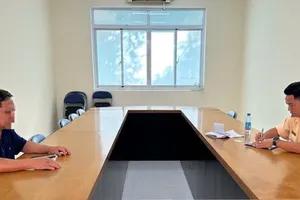 TP.HCM: Tài xế lái ô tô con 'bon bon' đi ngược chiều