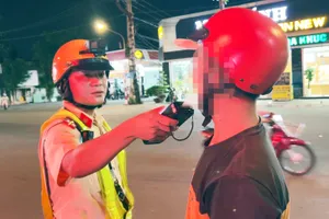 Nhậu say, chạy xe vào chốt CSGT để hỏi đường về!