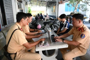 Nam sinh viên buông cả hai tay khi đi xe máy bị tịch thu xe