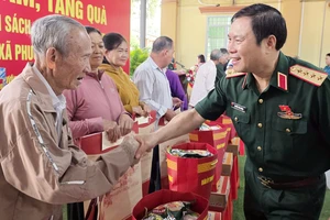 Đại tướng Nguyễn Tân Cương tiếp xúc cử tri xã Phước Thành