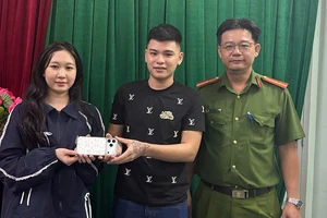 Nhận lại iPhone 17 Pro Max sau khi bị mất, người dân cảm ơn công an 