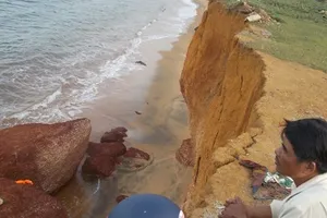 Quảng Nam: Sóng biển xóa sổ đường dân sinh, uy hiếp các hộ dân