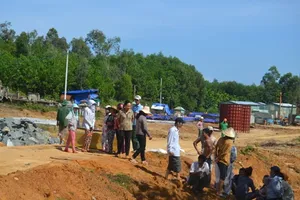 Dân mang quan tài chặn đường cao tốc