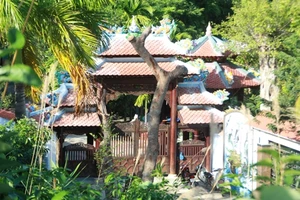 Tạm dừng tháo dỡ biệt thự trái phép trên núi Hải Vân