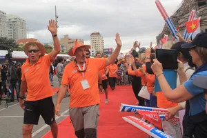 Hàng ngàn người dân bịn rịn tiễn cuộc đua khắc nghiệt nhất hành tinh 