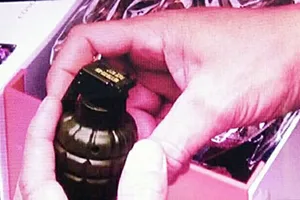 Nghi có quả lựu đạn trong túi hàng ở sân bay Phú Bài