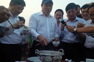 Lãnh đạo Đà Nẵng tiên phong mua cá về ăn
