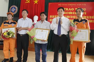 Tặng bằng khen cho chủ tàu cứu 34 ngư dân trôi dạt giữa biển