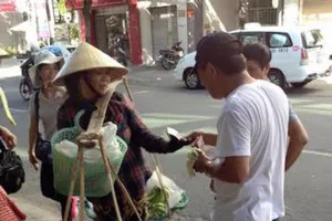 Khách Trung Quốc hành xử thiếu văn hóa với chị bán chuối rong ở Đà Nẵng