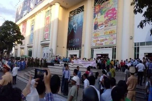 Hàng trăm nhân viên Big C tụ tập phản đối chủ tòa nhà