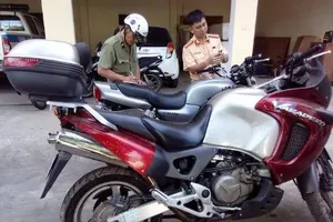 Bắt 2 mô tô 'khủng' giấy tờ lậu chui lên tàu TN4