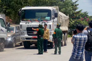 Xe biển đỏ 'nằm vạ' không chịu vào trạm cân