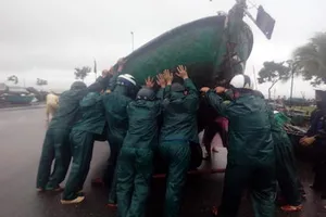 Đà Nẵng căng mình chống bão