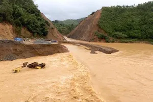 Quảng Nam: Lũ nhấm chìm taxi và nhiều nơi sạt lở nghiêm trọng sau bão