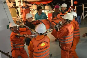 Cấp cứu một ngư dân trên biển Hoàng Sa