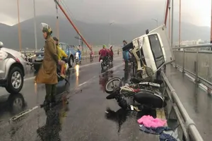 Xe tải húc xe máy lật nghiêng trên cầu Thuận Phước