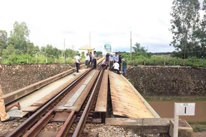 Xe container 'húc' cầu vượt, đường sắt bị tê liệt