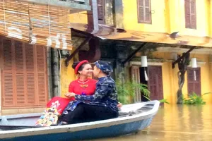 Chụp ảnh cưới trong nước lũ ở Hội An