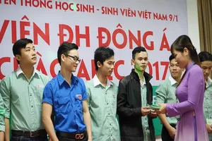 Đập heo đất, mua vé xe tết cho sinh viên vùng lũ