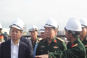 Tướng Ngô Xuân Lịch thị sát việc xử lý dioxin sân bay