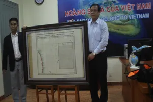 Việt kiều Mỹ tặng bản đồ quý về Hoàng Sa cho Đà Nẵng